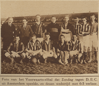 870929 Groepsportret van het voetbalelftal van Voorwaarts (Utrecht), bij de wedstrijd tegen D.E.C. (Amsterdam); de ...